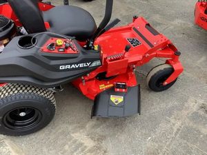 Tondeuse autoportée Gravely ZT 34 de qualité supérieure avec système de ramassage, plateau de coupe industriel de 34 pouces, moteur essence 2 temps, 28V - Product Image 5