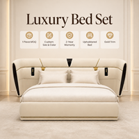 Lit plateforme moderne de luxe en tissu crème avec tête de lit haute et garniture dorée, ensemble de meubles taille King