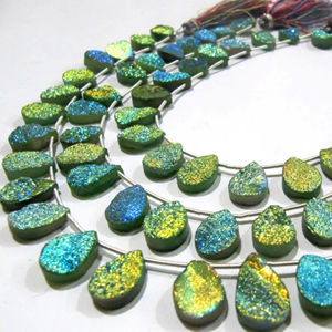 Hilo de cuentas Briolette con forma de pera Druzy azul, 10 pulgadas de largo, Ágata Natural recubierta de titanio para hacer joyas, cuentas de piedra - Product Image 1