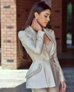 2025 @ beaux costumes de blazer élégants indiens/pakistanais avec Dabka embelli, perle, pierre, perles de verre fonctionnent pour la fête - Product Image 2