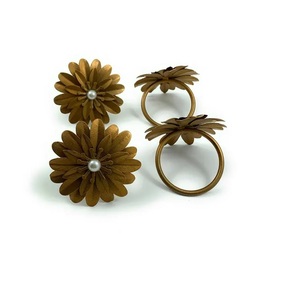 Servilletero de latón Diseño de flor chapado en oro con perla Servilletero de latón revestimiento de oro decorar usado - Product Image 1