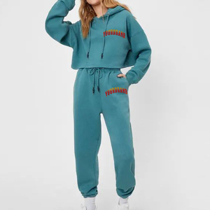 Conjuntos de pantalones de chándal y Sudadera corta bordada con logotipo personalizado chándal recortado con hombros caídos lavado con ácido chándal OEM para mujer - Product Image 1