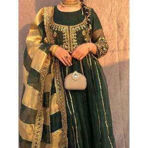 Elegante Vestido de Gasa Verde Botella con Bordado 100% Poliéster para Fiestas Formales y Bodas - Product Image 5