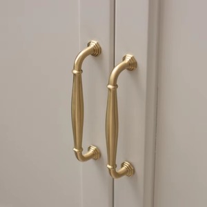 Ensemble de poignées et boutons dorés avec une finition élégante, parfaits pour les portes en bois, les placards ou les décorations intérieures d'Inde. - Product Image 6