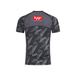 Protector de erupción para hombres impulsado por el rendimiento con hombros sin costuras Paneles de malla transpirable y estiramiento que absorbe la humedad - Product Image 2