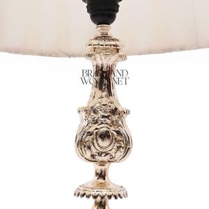 Lampe de table de luxe en laiton argenté avec abat-jour en tissu plissé Orné à la main Accent d'éclairage décoratif classique - Product Image 4