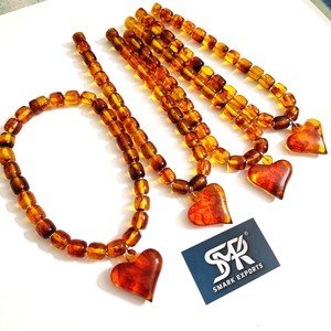 สร้อยคอเรซินสีเหลืองอำพันทำด้วยมือพร้อมจี้หัวใจและลูกปัดขัดเงาของขวัญเครื่องประดับที่เป็นเอกลักษณ์สำหรับผู้หญิงสวมใส่ได้อย่างมีสไตล์และน้ำหนักเบา - Product Image 3