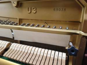 Piano Vertical Yamaha YU3 Usado en Japón, Color Rojo Vino, Tono Cálido, Afinado con Precisión, Elección Profesional, Tono Puro, Tacto Confortable - Product Image 4