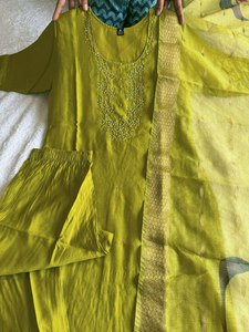 Hermosa Ropa Tradicional India de Organza de Seda Premium Multicolor con Cuello Redondo, Kurti de Diseño Saludable para Mujer - Product Image 2