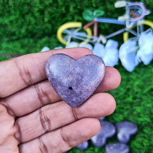 Vente en gros lot de décoration intérieure de luxe Cristaux de lépidolite en forme de cœur Pierres précieuses de guérison naturelles Cadeaux de mascotte de cœur faits à la main - Product Image 5