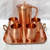 Ensemble de cruches en cuivre de style vintage comprenant des verres et un plateau de service Ensemble de boissons élégant pour la maison et l'hôtel