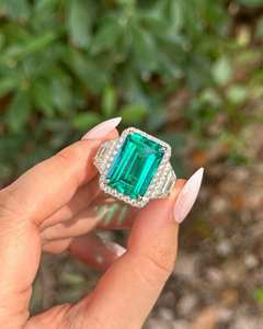 Bague de fiançailles Moissanite coupe émeraude verte d'inspiration vintage avec pierres de Moissanite trapézoïdales latérales et ensemble de conception Halo - Product Image 3