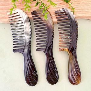 Peigne en corne naturelle de gros Peigne antistatique poli avec logo personnalisé pour les soins des cheveux et de la barbe - Product Image 1