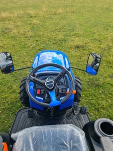 Tracteur agricole Solis 4x4, roue motrice bleue, niveau de sécurité élevé - Product Image 3