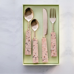 Juego de cubiertos seguros para alimentos de oro cepillado de acero inoxidable con mango Rectangular largo Simple para mesa que tiene cuatro piezas - Product Image 6