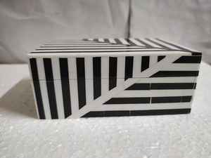 Cette boîte saisissante de bijoux comporte un le modèle noir et blanc audacieux de rayure méticuleusement ouvré par l'incrustation de résine. Décoration - Product Image 4