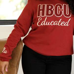 HBCU Delta éduqué Chenille Crewneck sweat Premium polaire sororité vêtements grec DST Maroon Pride hiver avant - Product Image 4