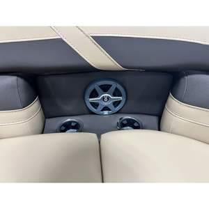 เรือบาร์เลตต้า คาบริโอ C24UC ปี 2025 พร้อมที่นั่งลอยน้ำสีแชมเปญ/ไวนิลสีดำด้าน - Product Image 2