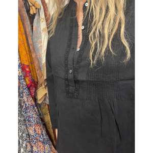 Chemise en lin NIVA à plis froncés, col asymétrique en dentelle, imprimé tendance, coton satiné tricoté, taille XL, noir – Idéale pour le quotidien, les fêtes et l'été - Product Image 1