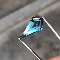 Topaze bleue de Londres naturelle, forme de losange, forme de cerf-volant, forme fantaisie, pierre précieuse facettée, vente en gros, prix de gros, fabrication de bijoux
