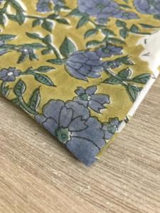 ผ้าพิมพ์ลายดอกไม้สีน้ำเงินคลาสสิกบนพื้นสีมัสตาร์ด ลายพิมพ์ด้วยมือ สไตล์วินเทจแบบอังกฤษและฝรั่งเศส ลายพฤกษศาสตร์ - Product Image 2