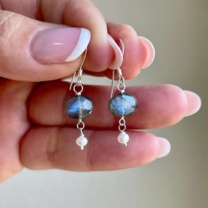 Pendientes Pequeños Ovalados de Labradorita Azul Brillante, Minimalistas, para Uso Casual, Plata de Ley 925, Piedra de Nacimiento de Junio - Product Image 2