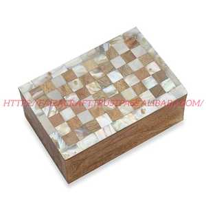 Caja artesanal con incrustaciones de nácar. Es un tipo de caja de almacenamiento decorativa, a menudo utilizada para joyas u otros artículos pequeños. - Product Image 2