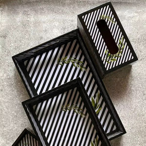 Bandeja de almacenamiento de madera hecha a mano con posavasos y caja de pañuelos para organización de compartimentos - Product Image 1