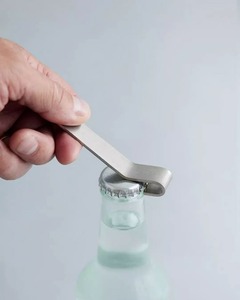 Abridor de botellas de hierro fundido clásico y elegante con una estructura fuerte, perfecto para banquetes, reuniones al aire libre y cocinas de granja - Product Image 1