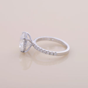 Anillo de Compromiso con Diamante Cultivado en Laboratorio de Corte Redondo de 4.02CT, Anillo de Novia con Banda Pavé de Oro Blanco, Rosa y Amarillo de 14K para Mujer - Product Image 4