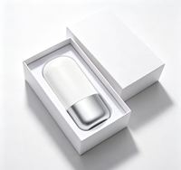 Boîte cadeau personnalisée minimaliste en papier blanc avec couvercle et base, insert moulé pour l'emballage de flacons de sérum de soin de luxe