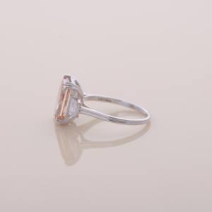 Anillo de Lujo con Tres Piedras de Diamante Cultivado en Laboratorio, Corte Radiante de 4.15ct, Oro Amarillo, Blanco y Rosa de 14K, Chapado en Rodio - Product Image 6