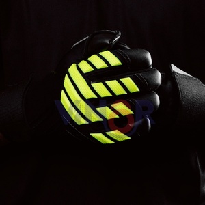 Gants de football gaélique de haute qualité, design le plus récent et meilleure qualité, pour la protection du gardien de but, gants de football personnalisables - Product Image 4