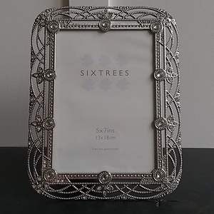 Vintage Style Metal <b>Photo</b> <b>Frame</b> Perfect For Rustic Homes And Traditional Interior Display Needs Today - Product Image 5