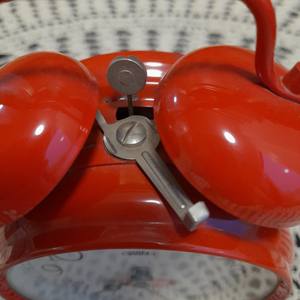 Horloge de bureau mécanique silencieuse en métal tendance - Design écologique pour une meilleure gestion du temps - Product Image 6