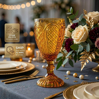 Klassieke amberkleurige vintage geperste glazen kelken gekleurd glaswerk water- en wijnglazen voor bruiloftbanket verhuur tafeldecoratie
