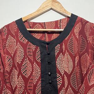 ชุดเดรสผ้าเรยอนสีแดงพิมพ์ลายดอกไม้สไตล์อาจรักห์  แบบรักษ์โลกสำหรับผู้หญิง แขนสามส่วน |   ชุดคุร์ตีสไตล์เอไลน์แบบลำลองสำหรับชาวพื้นเมือง - Product Image 4