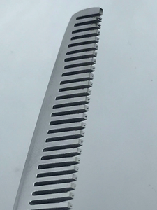 Juego de Tijeras de Peluquería Profesionales de Acero Inoxidable Recto de Alta Calidad de 7 Pulgadas para Cortar y Entresacar Cabello - Product Image 5