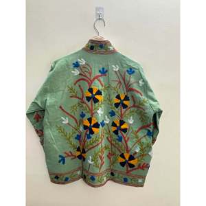 Chaqueta Reversible de Algodón Bordada con Diseño Suzani para Mujer, Color Verde Pistacho, Acolchada, con Logotipo Personalizado, Hecha a Mano en Jaipur, Marca Sage Meadow - Product Image 4