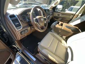 Dodge RAM 1500 Laramie Crew Cab 4WD 2019, conduite à gauche - Product Image 3