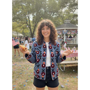 Manteau d'hiver réversible Chambel Suzani, brodé à la main, en coton bleu poussière, avec des détails bordeaux et corail, teinture florale printanière - Product Image 5