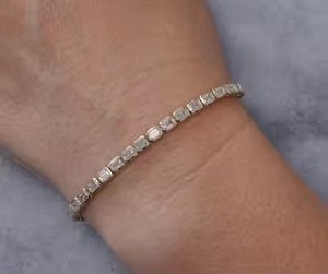 Brazalete de Tenis con Moissanita Corte Esmeralda Estilo Este-Oeste de Sevgi Jewelry, Brazalete de Línea con Engaste de Bisel en Múltiples Longitudes - Product Image 2