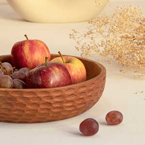 Frutero de madera con acabado de nuez hecho a mano, técnica martillada para servir aperitivos y frutas elegantes en fiestas - Product Image 2