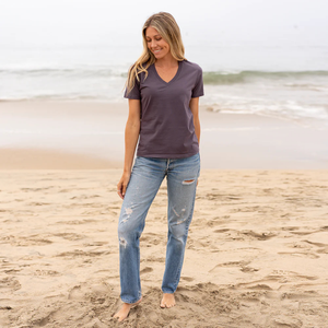 เสื้อยืดผู้หญิงสีพาสเทลไลแลค แขนสั้น คอวี ผ้าฝ้ายออร์แกนิค 100% ระดับพรีเมียม ผ่านการรับรอง GOTS ผ้าไม่หด ระบายอากาศได้ดี ทรงพอดีตัว - Product Image 3