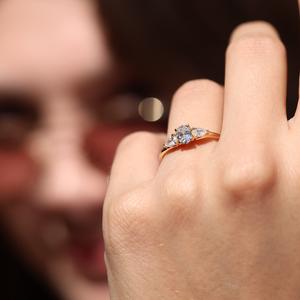 Anillo de compromiso de moissanita de corte ovalado de 8x6mm con piedras laterales de pera | Joyería nupcial clásica de tres piedras - Product Image 6