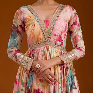 Vestido Anarkali de Georgette con Estampado Floral Premium de Unity Luxure, con Borde de Zari y Cuello en V, para Fiestas y Eventos Festivos - Product Image 1