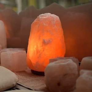 Lampe en sel rose de l'Himalaya sculptée à la main artisanat pakistanais décoratif avec base en bois au design floral pour la maison - Product Image 6