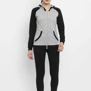 2025 nuevo chándal de fútbol Deportivo con logotipo personalizado de talla grande, conjunto de dos piezas con patrón sólido para mujer, conjunto de ropa deportiva para mujer - Product Image 1
