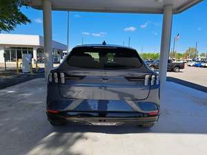 Véhicule électrique Ford Mustang Mach-E Premium RWD 2021, autonomie NEDC de 501 à 600 km, batterie de 90 à 110 kWh, couple de 500 Nm et puissance de 300 kW - Product Image 5