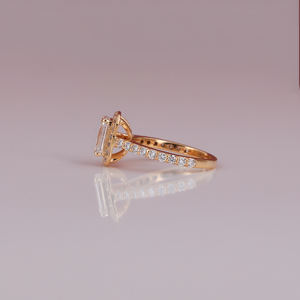 Anillo de compromiso de diseño personalizado de diamante cultivado en laboratorio de corte esmeralda lujoso chapado en oro de 10KT, ajuste de Halo de moda, regalo certificado IGI - Product Image 2